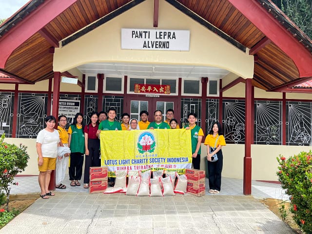 LLCS Vihara Tri Ratna Singkawang Berbagi ke Panti Lepra Alverno dan Panti Asuhan Abigael LLCS Vihara Tri Ratna Singkawang Berbagi ke Panti Lepra Alverno dan Panti Asuhan Abigael