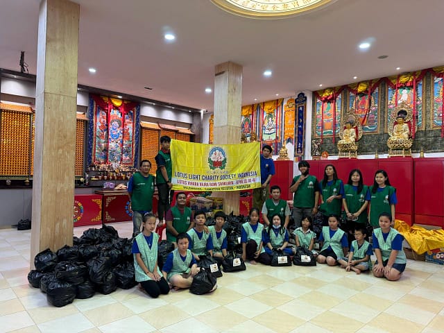 Vihara Vajra Bhumi Sriwijaya(聖輪雷藏寺)Palembang bersama adik-adik sekolah minggu bagikan paket sembako kepada warga yang membutuhkan Vihara Vajra Bhumi Sriwijaya(聖輪雷藏寺)Palembang bersama adik-adik sekolah minggu bagikan paket sembako kepada warga yang membutuhkan
