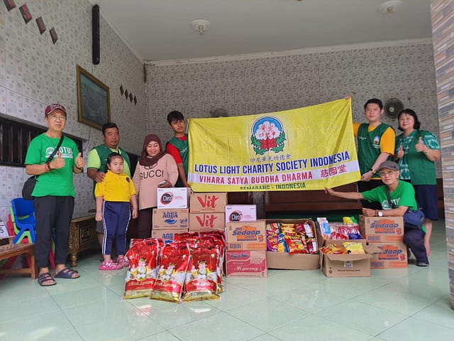 LLCS Vihara Satya Buddha Dharma 印尼三寶壟慈園堂華光功德會 Citarum, Semarang bagikan sembako untuk panti dan warga LLCS Vihara Satya Buddha Dharma 印尼三寶壟慈園堂華光功德會 Citarum, Semarang bagikan sembako untuk panti dan warga