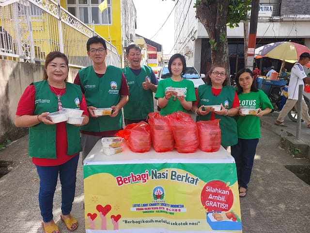 LLCS Vihara Vajra Vijaya Citta勝心同修會 Samarinda bagikan 150 porsi Nasi Berkat LLCS Vihara Vajra Vijaya Citta勝心同修會 Samarinda bagikan 150 porsi Nasi Berkat