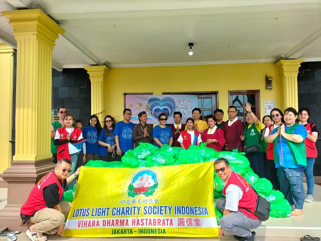 Uluran Kasih untuk Pesisir Karawang, Lotus Light Charity Society Vihara Dharma Hastabrata dan Lotus Light Charity Society Vihara Madhatantri Bagikan Ratusan Paket Sembako Uluran Kasih untuk Pesisir Karawang, Lotus Light Charity Society Vihara Dharma Hastabrata dan Lotus Light Charity Society Vihara Madhatantri Bagikan Ratusan Paket Sembako