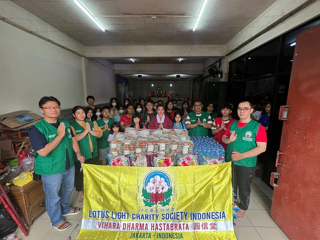 LLCS Cetiya Dharma Hastabrata(圓信堂) bersama YXT Sunday Service bagikan 300paket nasi kotak dan sembako untuk masyarakat LLCS Cetiya Dharma Hastabrata(圓信堂) bersama YXT Sunday Service bagikan 300paket nasi kotak dan sembako untuk masyarakat