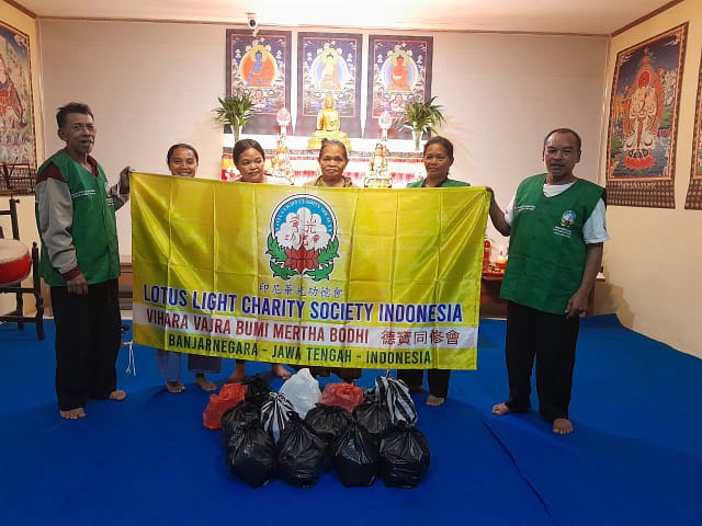 LLCS Vihara Vajra Merta Bodhi 德寶同修會 adakan kegiatan berbagi beras untuk masyarakat sekitar LLCS Vihara Vajra Merta Bodhi 德寶同修會 adakan kegiatan berbagi beras untuk masyarakat sekitar