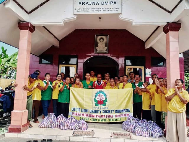 LLCS Vihara Vajra Bumi Prajna Dvipa廣照同修會 Cilacap adakan cek kesehatan dan bagikan 30 paket sembako LLCS Vihara Vajra Bumi Prajna Dvipa廣照同修會 Cilacap adakan cek kesehatan dan bagikan 30 paket sembako