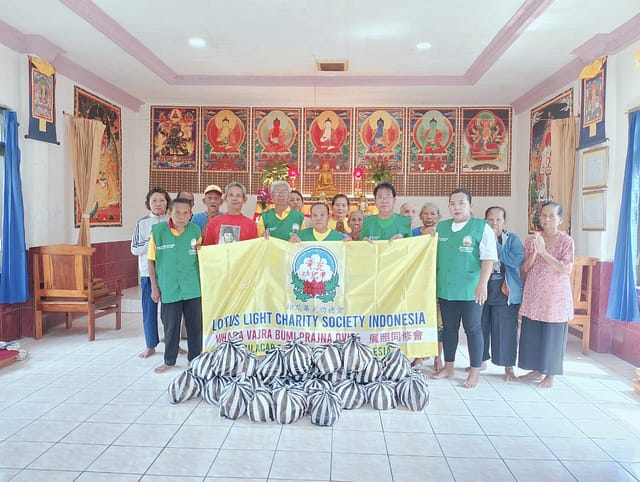 LLCS Vihara Vajra Bumi Prajna Dvipa 廣照同修會 Bagikan 30 Paket Sembako di Kabupaten Cilacap LLCS Vihara Vajra Bumi Prajna Dvipa 廣照同修會 Bagikan 30 Paket Sembako di Kabupaten Cilacap