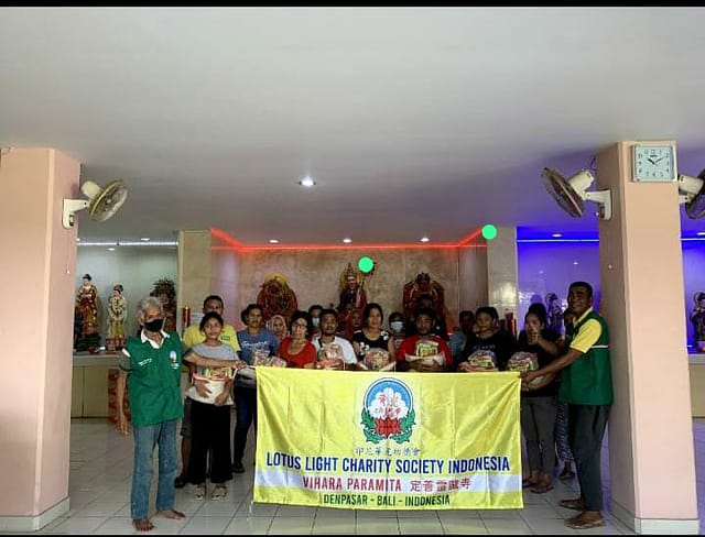 LLCS Vihara Paramita Bali (定善雷藏寺) bagikan 30paket sembako untuk masyarakat sekitar yang membutuhkan LLCS Vihara Paramita Bali (定善雷藏寺) bagikan 30paket sembako untuk masyarakat sekitar yang membutuhkan