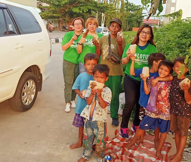 LLCS Vihara Vajra Bumi Kertayuga melaksanakan Kegiatan berbagi Nasi Bungkus di bulan Puasa LLCS Vihara Vajra Bumi Kertayuga melaksanakan Kegiatan berbagi Nasi Bungkus di bulan Puasa
