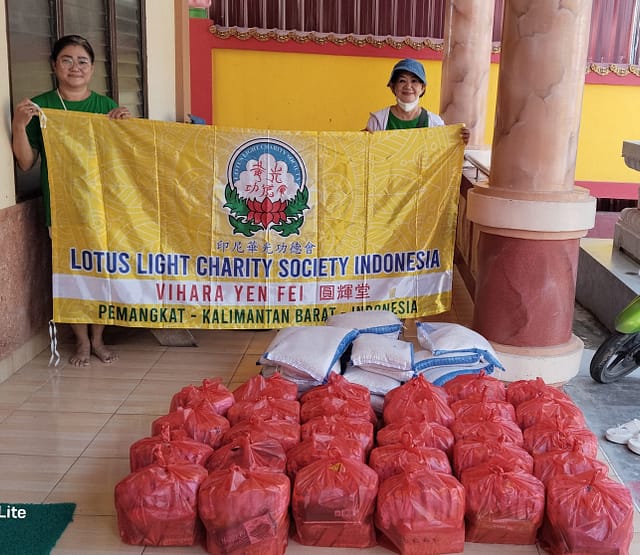 LLCS Vihara Yen Fei Pemangkat 圓輝堂 adakan bakti sosial dengan mengunjungi rumah ke rumah LLCS Vihara Yen Fei Pemangkat 圓輝堂 adakan bakti sosial dengan mengunjungi rumah ke rumah
