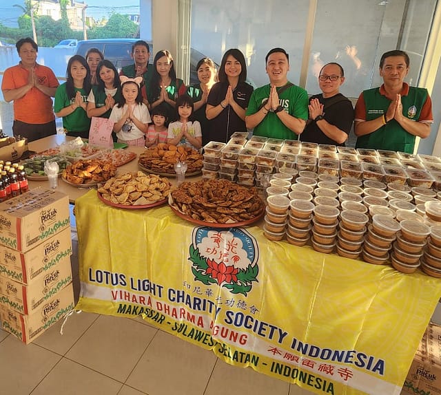 LLCS Vihara Dharma Agung-Makassar buka puasa bersama anak-anak di Mazda Kumala Group LLCS Vihara Dharma Agung-Makassar buka puasa bersama anak-anak di Mazda Kumala Group