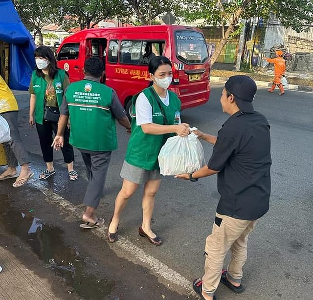LLCS Vihara Dayin Jakarta Barat – merasa tergerak untuk membantu sesama dalam bulan suci Ramadhan. LLCS Vihara Dayin Jakarta Barat – merasa tergerak untuk membantu sesama dalam bulan suci Ramadhan.