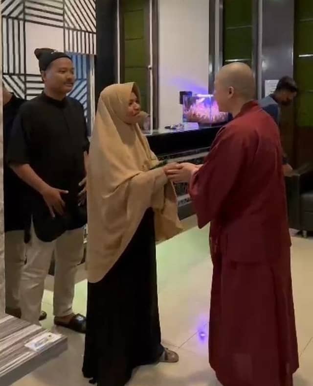 LLCS Vihara Vajra Bumi Kertayuga, Kubu Raya, Pontianak, mengadakan acara berbuka puasa bersama dengan anak-anak dari Panti Asuhan Nurul Iman di sekitar daerah kami LLCS Vihara Vajra Bumi Kertayuga, Kubu Raya, Pontianak, mengadakan acara berbuka puasa bersama dengan anak-anak dari Panti Asuhan Nurul Iman di sekitar daerah kami