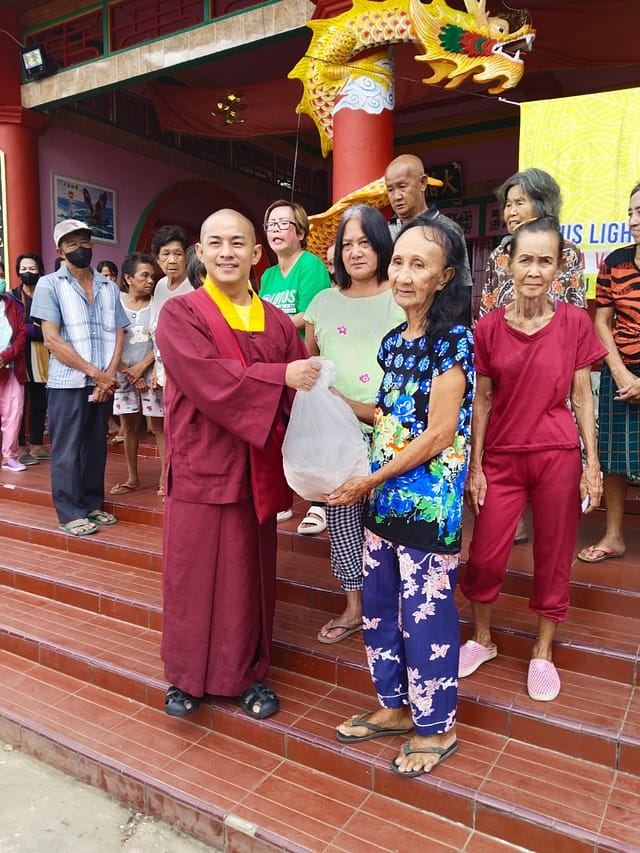 LLCS Vihara Vajra Bumi Kertayuga di Kubu Raya – Kalimantan Barat, telah membagikan paket sembako sebanyak 600 paket di 10 lokasi selama 7 hari. LLCS Vihara Vajra Bumi Kertayuga di Kubu Raya – Kalimantan Barat, telah membagikan paket sembako sebanyak 600 paket di 10 lokasi selama 7 hari.