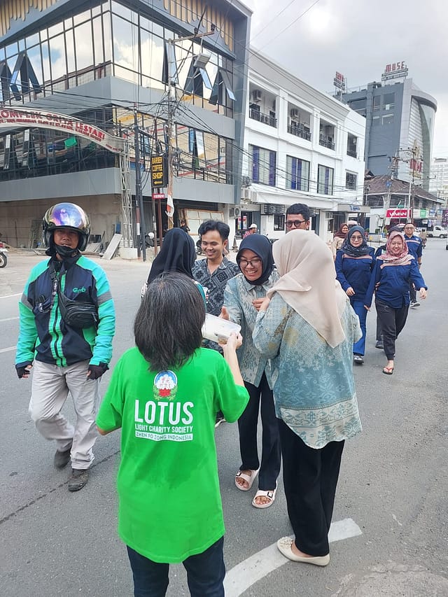 LLCS Vihara Vajra Vijaya Citta – Samarinda, berbagi Nasi Lotus dengan mengambil tempat di depan Vihara LLCS Vihara Vajra Vijaya Citta – Samarinda, berbagi Nasi Lotus dengan mengambil tempat di depan Vihara