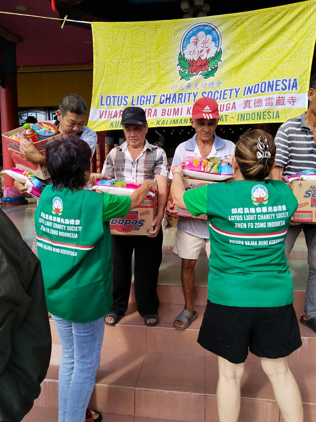 LLCS – Vihara Vajra Bumi Kertayuga Berbagi 100 paket Imlek di Parit Baru,Kubu Raya LLCS – Vihara Vajra Bumi Kertayuga Berbagi 100 paket Imlek di Parit Baru,Kubu Raya