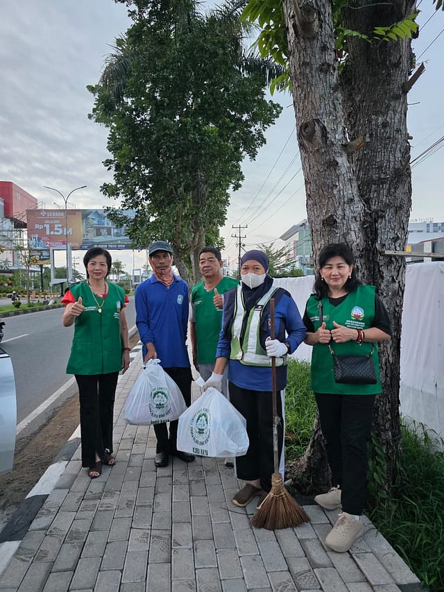 SENYUM KECIL, MAKNA BESAR: LLCS VIHARA VAJRA BUMI KERTAYUGA BAGIKAN SEMBAKO UNTUK PARA PETUGAS KEBERSIHAN JELANG IDUL FITRI 2026