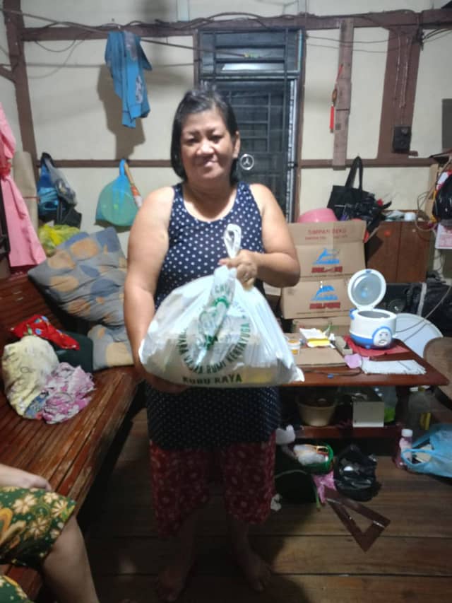LLCS Vihara Vajra Bumi Kertayuga真德雷藏寺 bagikan paket sembako bagi masyarakat yang membutuhkan di Siantan LLCS Vihara Vajra Bumi Kertayuga真德雷藏寺 bagikan paket sembako bagi masyarakat yang membutuhkan di Siantan