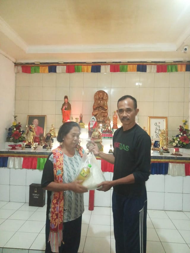 Tujuh Belas Keluarga di Semarang Disapa Kepedulian LLCS Vihara Vajra Bumi Dharmasugata (慧聚同修會)
