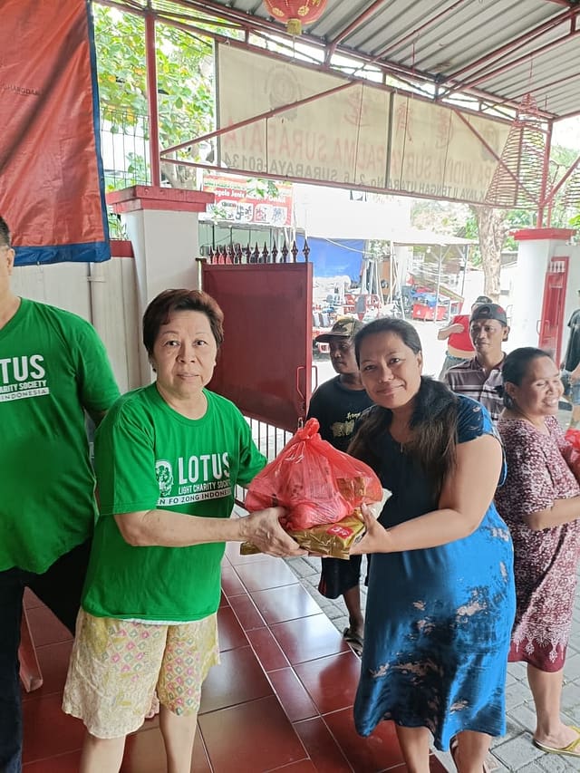 LLCS Vihara Widya Surya Padma, Surabaya. Melakukan kegiatan Membagikan Paket Sembako Kepada Para Warga LLCS Vihara Widya Surya Padma, Surabaya. Melakukan kegiatan Membagikan Paket Sembako Kepada Para Warga