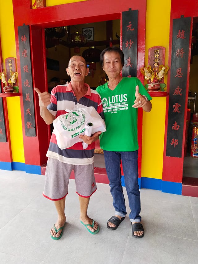 LLCS Vihara Vajra Bumi Kertayuga bagikan 80paket Imlek di Kecamatan Siantan LLCS Vihara Vajra Bumi Kertayuga bagikan 80paket Imlek di Kecamatan Siantan