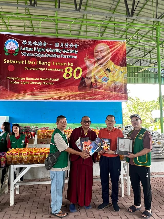 LLCS Vihara Satya Buddha Purnama 圆月堂 Medan bagikan paket Sembako kasih kepada 300 wali murid dan warga sekitar di Kecamatan Deli Tua LLCS Vihara Satya Buddha Purnama 圆月堂 Medan bagikan paket Sembako kasih kepada 300 wali murid dan warga sekitar di Kecamatan Deli Tua