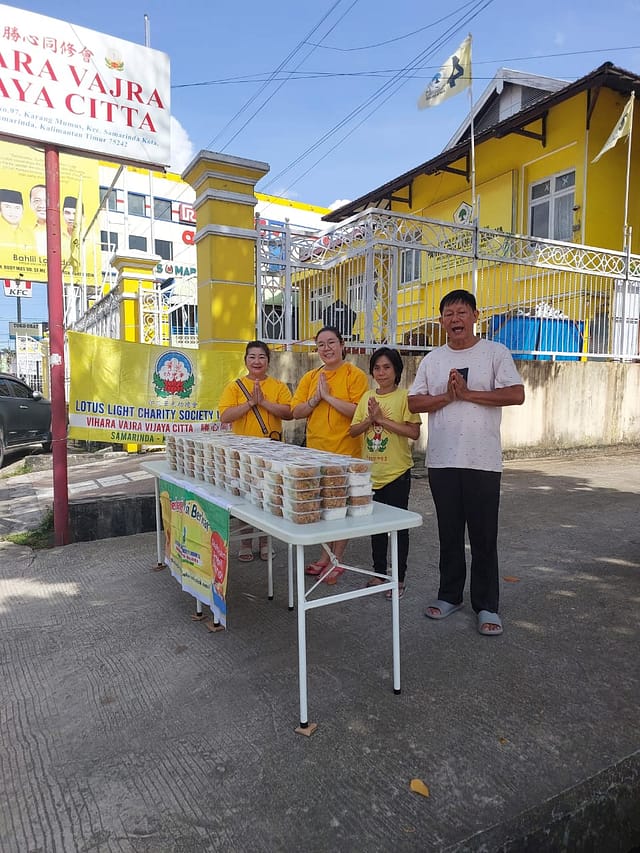 LLCS Vihara Vajra Vijaya Citta 勝心同修會- Samarinda berbagi Nasi Berkat perdana di tahun 2025 LLCS Vihara Vajra Vijaya Citta 勝心同修會- Samarinda berbagi Nasi Berkat perdana di tahun 2025