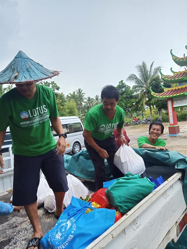 LLCS Vihara Vajra Bumi Kertayuga, Pontianak – membagikan paket sembako sebanyak 85 paket kepada keluarga prasejahtera di daerah Kalimas