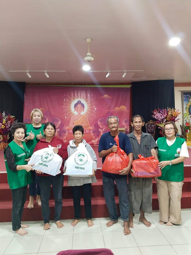 LLCS Vihara Vajra Bumi Kertayuga – Kubu Raya Kalbar (真德雷藏寺) Bagikan Paket Sembako untuk keluarga prasejahtera di vihara