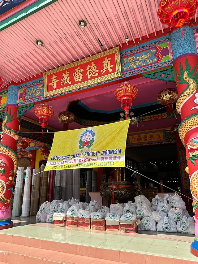 LLCS Vihara Vajra Bumi Kertayuga bagikan 80 paket Imlek untuk warga gang Waru, Pontianak LLCS Vihara Vajra Bumi Kertayuga bagikan 80 paket Imlek untuk warga gang Waru, Pontianak