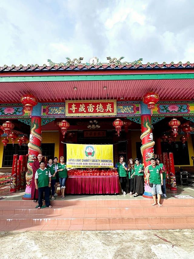 LLCS Vihara Vajra Bumi Kertayuga 真德雷藏寺 – Pontianak Berbagi takjil di bulan Ramadhan