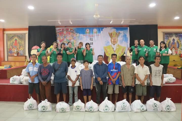 LLCS Vihara Vajra Bumi Kertayuga (真德雷藏寺) Pontianak membagikan paket Imlek