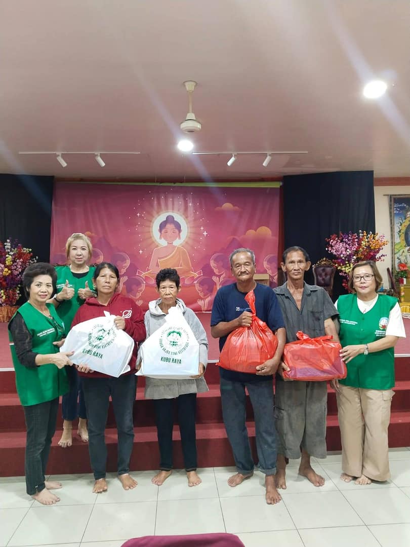 LLCS Vihara Vajra Bumi Kertayuga - Kubu Raya Kalbar (真德雷藏寺) Bagikan Paket Sembako untuk keluarga prasejahtera di vihara