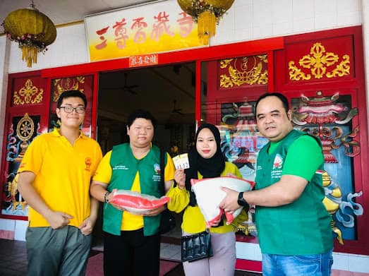 LLCS TRIRATNA SINGKAWANG – mengadakan kegiatan bakti sosial berupa pembagian 37 paket