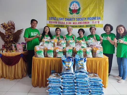 LLCS Vihara Vajra Bumi Mulawarman – bagikan sembako kepada warga yang kurang mampu di kota Samarinda sebanyak 30paket