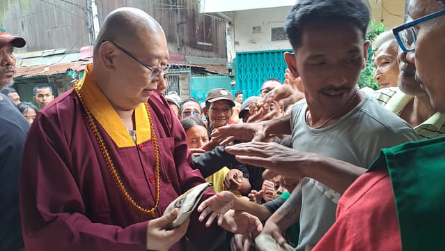 LLCS Vihara Vajra Bhumi Sriwijaya-Palembang membagikan 500 nasi bungkus untuk berbuka puasa