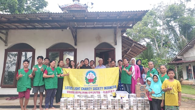LLCS Vihara Vajra Bumi Giri Putra-Cipari berbagi Takjil di Masjid Miftahul Huda-Desa Segaralangu