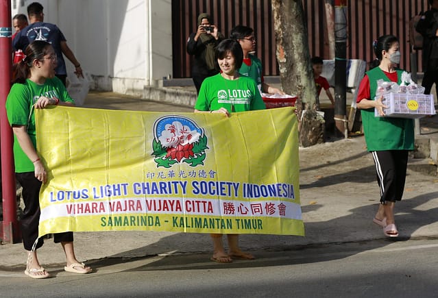 LLCS Vihara Vajra Vijaya Citta-Samarinda bagikan 300 Takjil