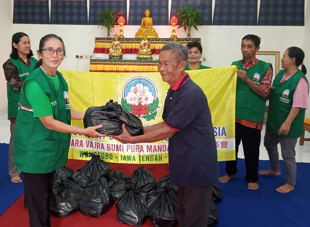 LLCS Vihara Vajra Bhumi Bala Putra, Vihara Vajra Bhumi Buddha Ratana, Vihara Vajra Bhumi Buddha Cariya – melaksanakan kegiatan bakti sosial ke keluarga prasejahtera. LLCS Vihara Vajra Bhumi Bala Putra, Vihara Vajra Bhumi Buddha Ratana, Vihara Vajra Bhumi Buddha Cariya – melaksanakan kegiatan bakti sosial ke keluarga prasejahtera.