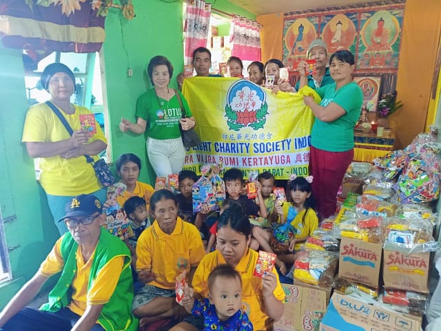 LLCS Vihara Vajra Bumi Kertayuga, Pontianak – dalam rangka merayakan Hari Raya Tri Suci Waisak 2567 BE dan Hari Jadi Dharmaraja Liansheng, membagikan paket sembako sebanyak 85 paket kepada keluarga prasejahtera