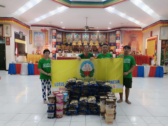 LLCS Vihara Widya Surya Padma-Surabaya berbagi kebahagiaan untuk petugas keamanan RW03 serta warga setempat