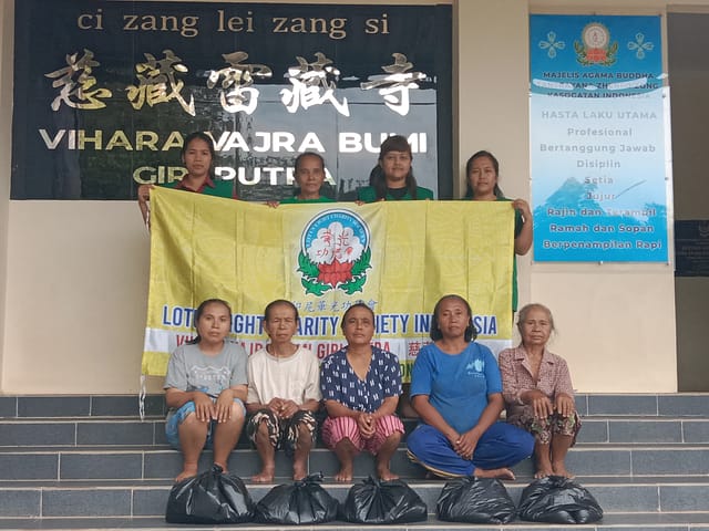 LLCS Vihara Vajra Bumi Giri Putra 慈藏雷藏寺 Cilacap adakan kegiatan berbagi beras untuk masyarakat sekitar