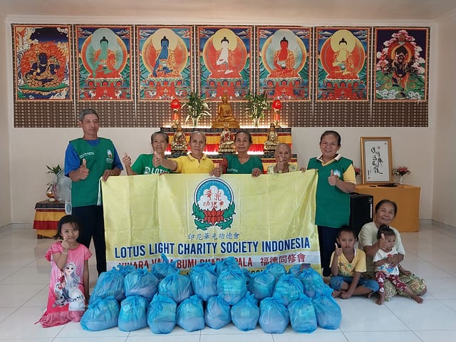 LLCS Vihara Vajra Bumi Dharmapala 福德同修會 di Cilacap bagikan 42 paket sembako kepada warga yang membutuhkan