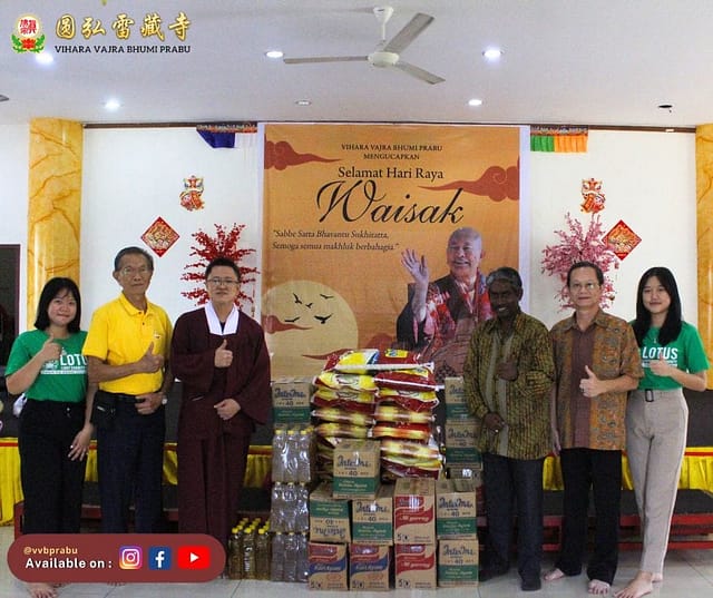 LLCS Vihara Vajra Bumi Prabu – Kegiatan Sosial Dalam Menyambut Hari Ulang Tahun Dharmaraja Liansheng Membagikan Paket Kepada Keluarga Prasejahtera LLCS Vihara Vajra Bumi Prabu – Kegiatan Sosial Dalam Menyambut Hari Ulang Tahun Dharmaraja Liansheng Membagikan Paket Kepada Keluarga Prasejahtera