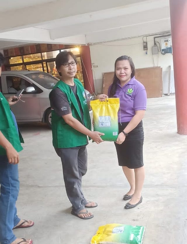 LLCS Vihara Viriya Dharma Manado – mengadakan kegiatan bakti sosial ke masyarakat Kurang Mampu yang tinggal di sekitar Vihara Vajra Viriya Dharma Manado