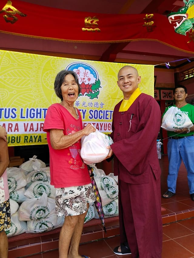 LLCS Vihara Vajra Bumi Kertayuga, Pontianak – membagikan paket sembako sebanyak 500 paket di 7 lokasi kepada keluarga prasejahtera