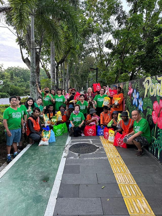 LLCS Vihara Vajra Bumi Kertayuga Kubu Raya, membagikan nasi kotak untuk berbuka puasa kepada masyarakat sekitar kota Pontianak.